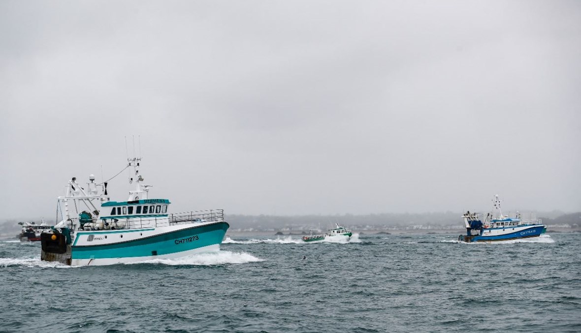 قوارب صيد فرنسية في طريق العودة، بعد تنفيذ احتجاج أمام ميناء سانت هيلير قبالة جزيرة جيرسي البريطانية للفت إلى ما يرون أنه قيود غير عادلة على قدرتهم على الصيد في مياه المملكة المتحدة بعد خروج بريطانيا من الاتحاد الأوروبي (6 ايار 2021، أ ف ب). 