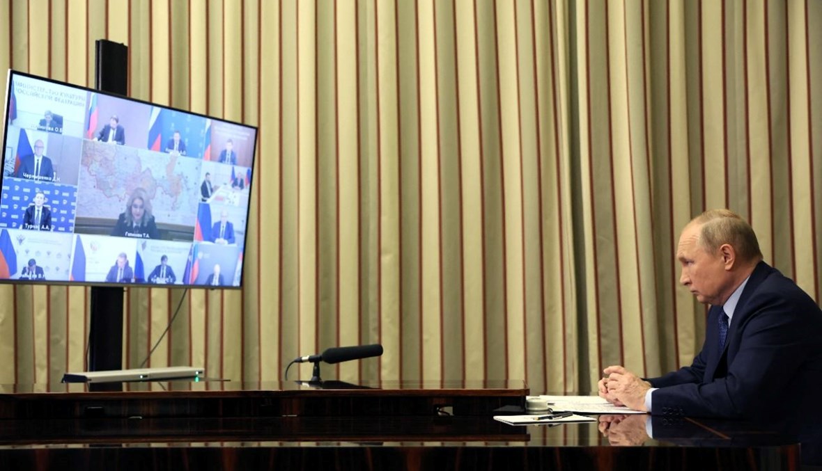 بوتين مترئسا اجتماعا لأعضاء الحكومة عبر رابط فيديو في سوتشي (24 ت2 2021، أ ف ب). 
