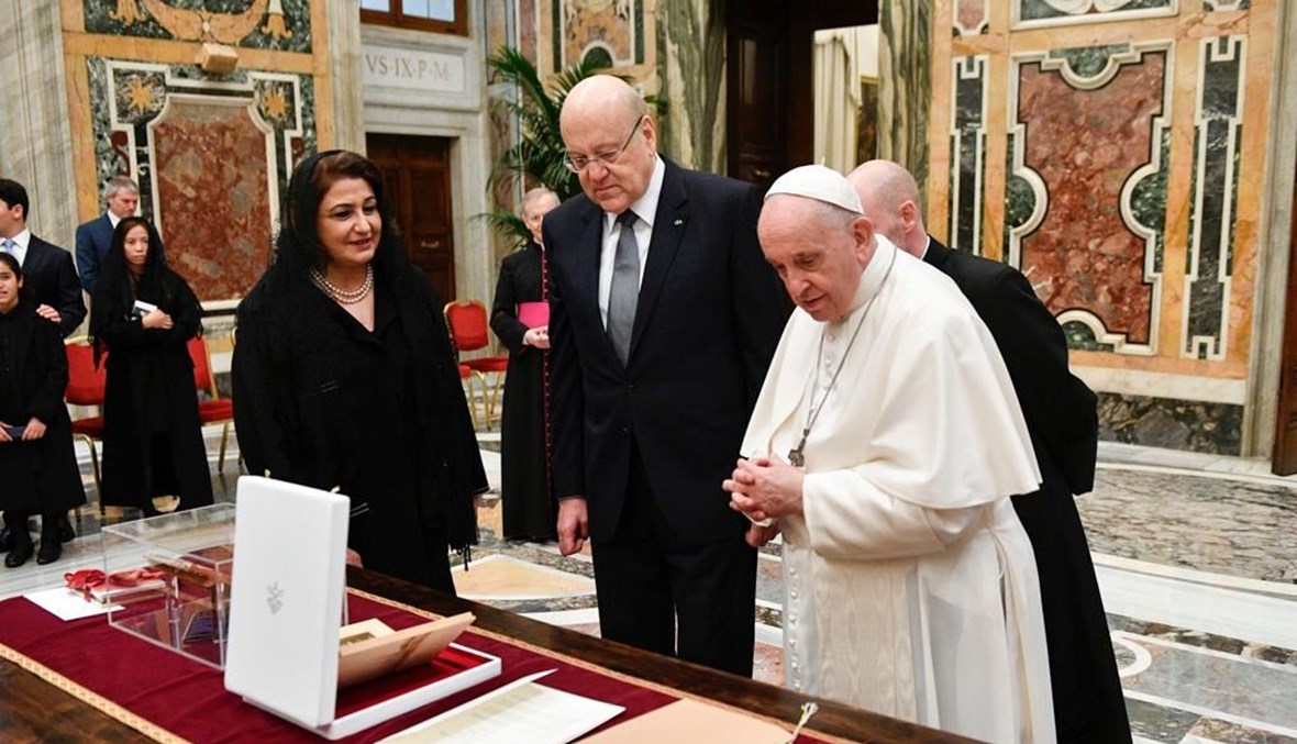 البابا فرنسيس مستقبلا رئيس الوزراء نجيب ميقاتي والوفد المرافق أمس في الفاتيكان.   
