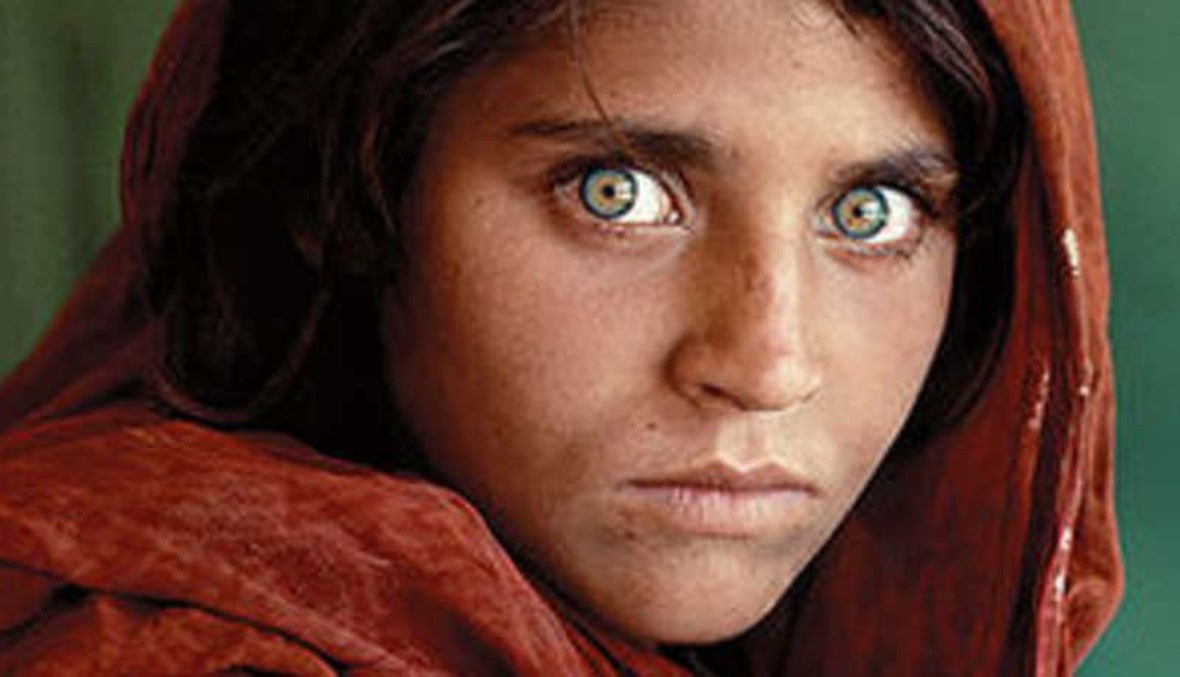 الفتاة الأفغانية المشهورة "شربات جولا" ذات العيون الخضراء.
