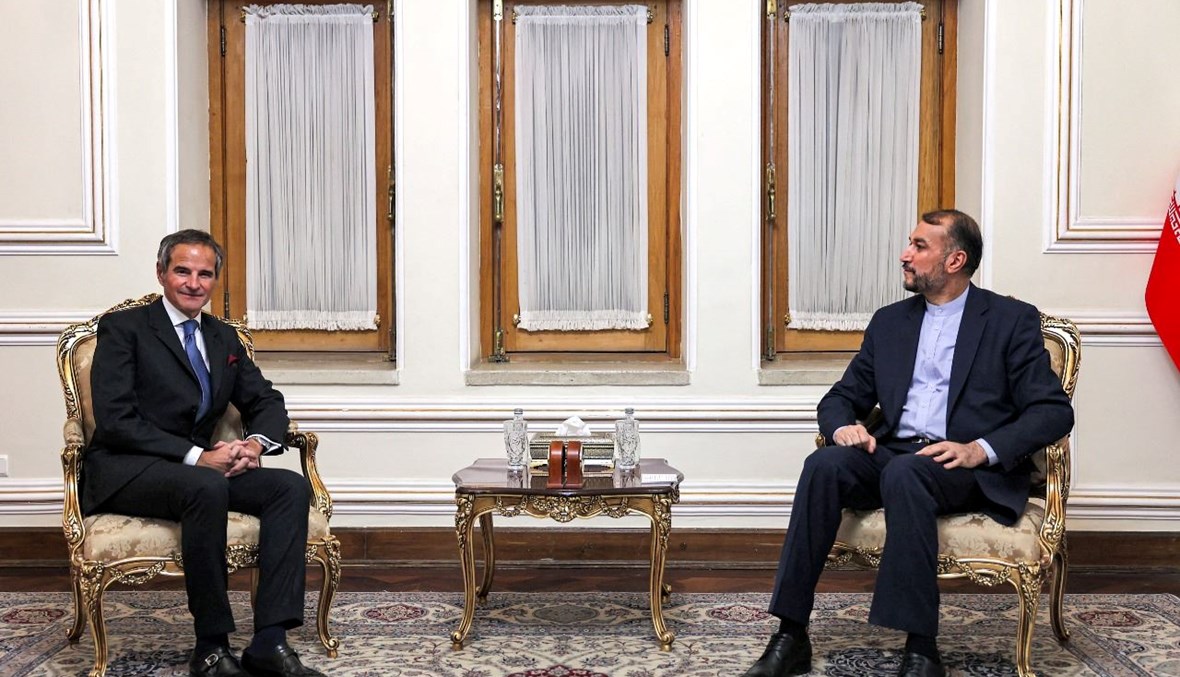 عبد اللهيان ملتقيا غروسي في مقر وزارة الخارجية الايرانية في طهران (23 ت2 2021، أ ف ب). 