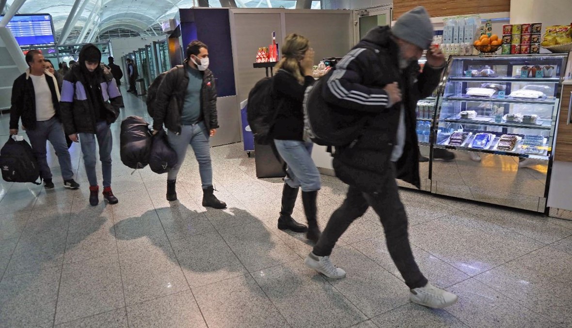 مهاجرون عراقيون لدى وصولهم الى مطار أربيل عائدين من مينسك (26 ت2 2021، أ ف ب). 