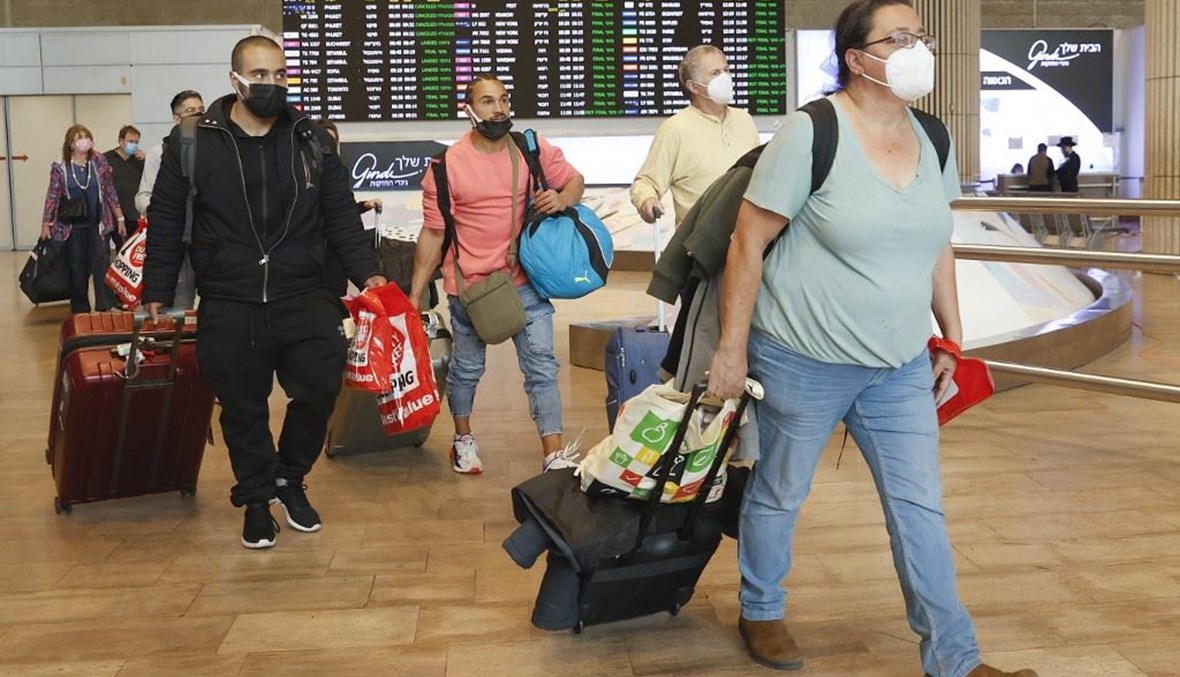 مسافرون عبر المطار (أ ف ب).