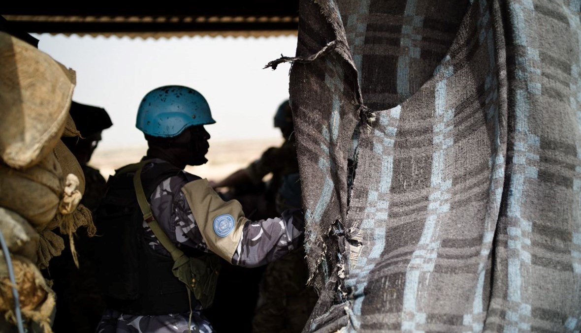 جنود من بعثة "مينوسما" الاممية يراقبون الصحراء من برج مراقبة في ميناكا بمالي (22 ت2 2021، أ ف ب). 