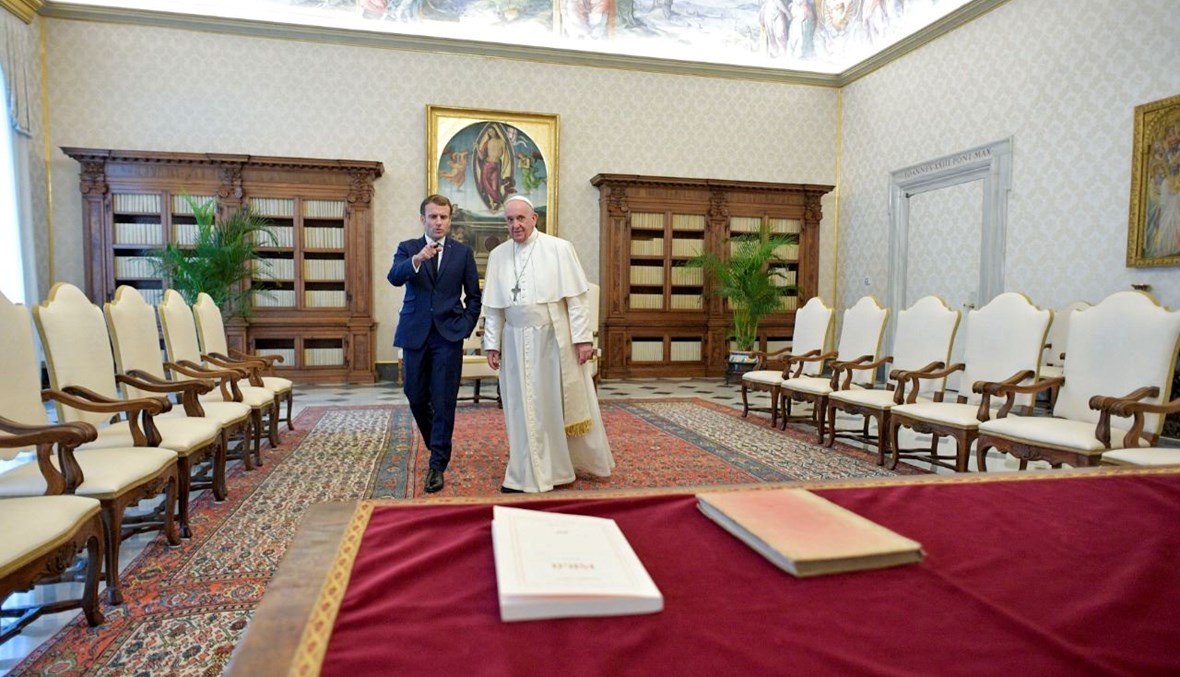 البابا فرنسيس وماكرون خلال اجتماعهما في الفاتيكان (26 ت2 2021، أ ف ب).