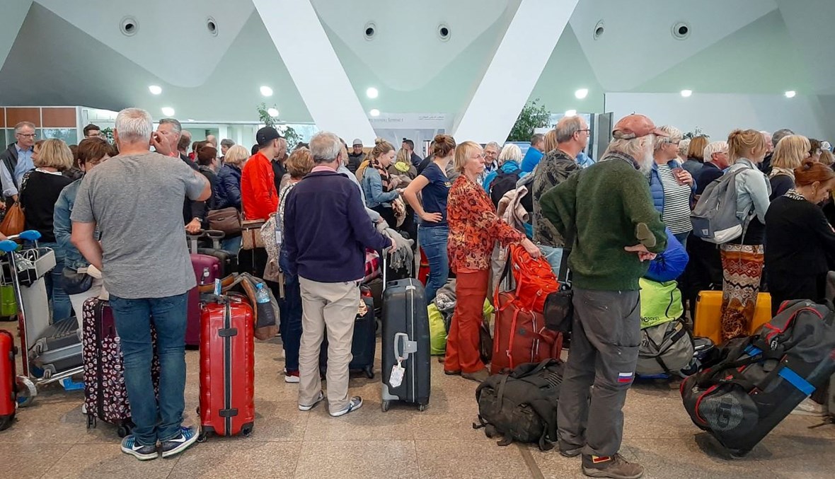 مسافرون ينتظرون رحلاتهم في مطار مراكش (15 آذار 2020، أ ف ب).  
