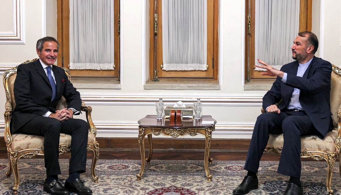عبد اللهيان ملتقيا غروسي في مقر وزارة الخارجية في طهران (23 ت2 2021، أ ف ب). 
