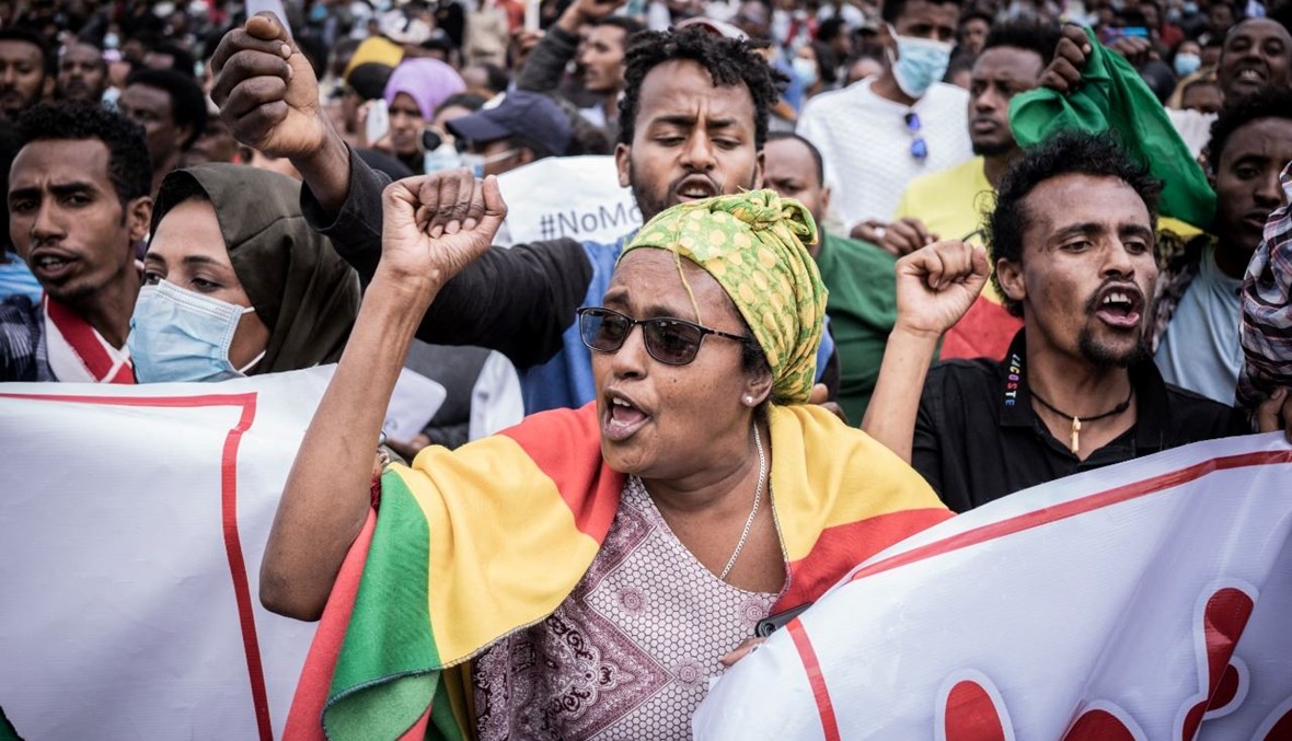 متظاهرون اثيوبيون تجمعوا امام مقر السفارة البريطانية في أديس أبابا خلال احتجاج على الأخبار الكاذبة المزعومة والتدخل الأجنبي (25 ت2 2021، أ ف ب). 