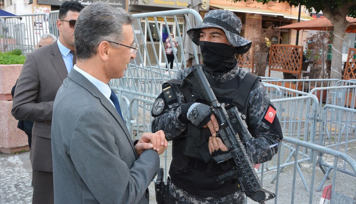 وزير الدّاخليّة التونسي توفيق شرف الدّين خلال زيارة تفقديّة وسط العاصمة للاطلاع على سير عمل الوحدات الأمنيّة (11 ت2 2021، وزارة الداخلية التونسية).