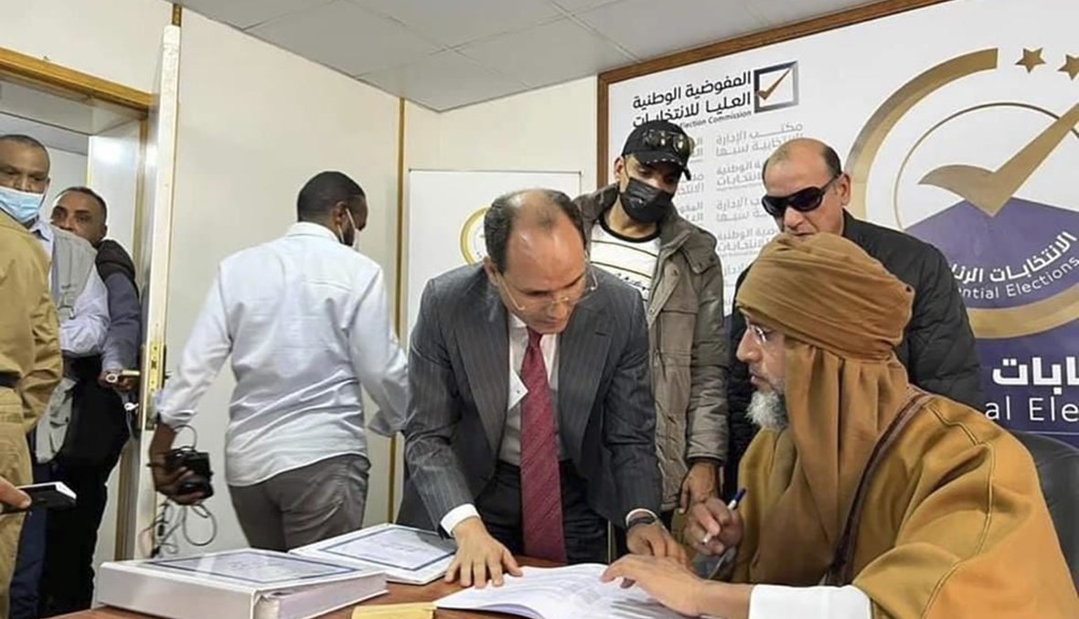 سيف الإسلام القذافي مسجلا ترشيحه للانتخابات الرئاسية في سبها بليبيا (14 ت2 2021، أ ب). 
