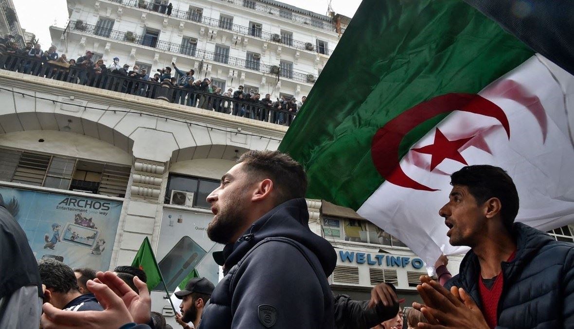 جزائريون خلال تظاهرة في العاصمة الجزائر (19 آذار 2021، أ ف ب).