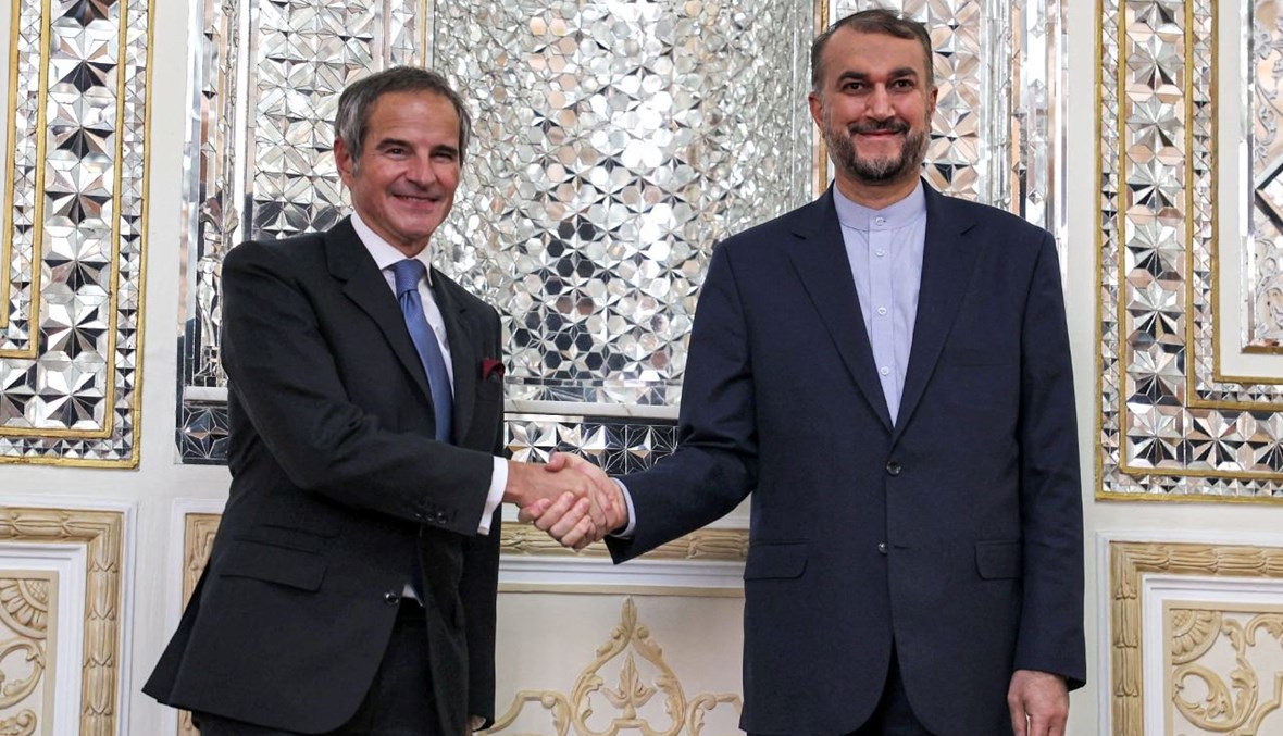 وزير الخارجية الإيراني حسين أمير عبد اللهيان يصافح المدير العام للوكالة الدولية للطاقة الذرية رافائيل غروسي في مقر وزارة الخارجية في طهران (23 ت2 2021، أ ف ب).