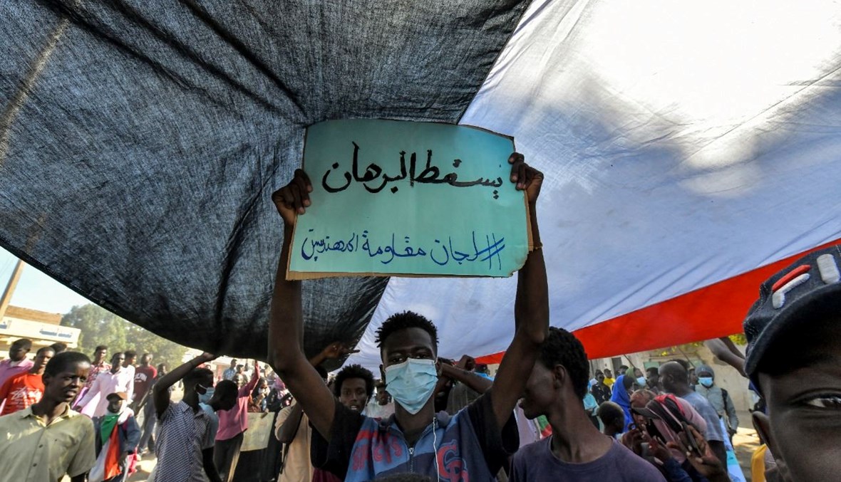 سوداني مناهض للانقلاب خلال تظاهرة في الشارع 40 في  أم درمان (25 ت2 2021، أ ف ب). 