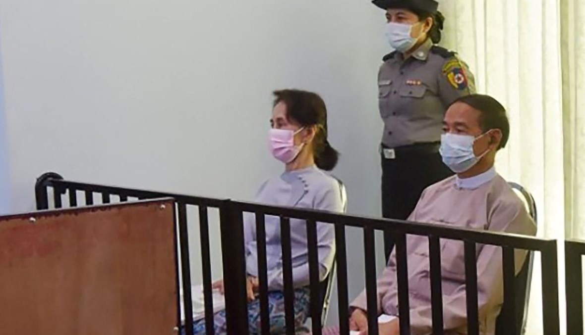 أونغ سان سو تشي (الى اليسار) خلال أول مثول لها أمام المحكمة في نايبيداو (24 ايار 2021، أ ف ب). 
