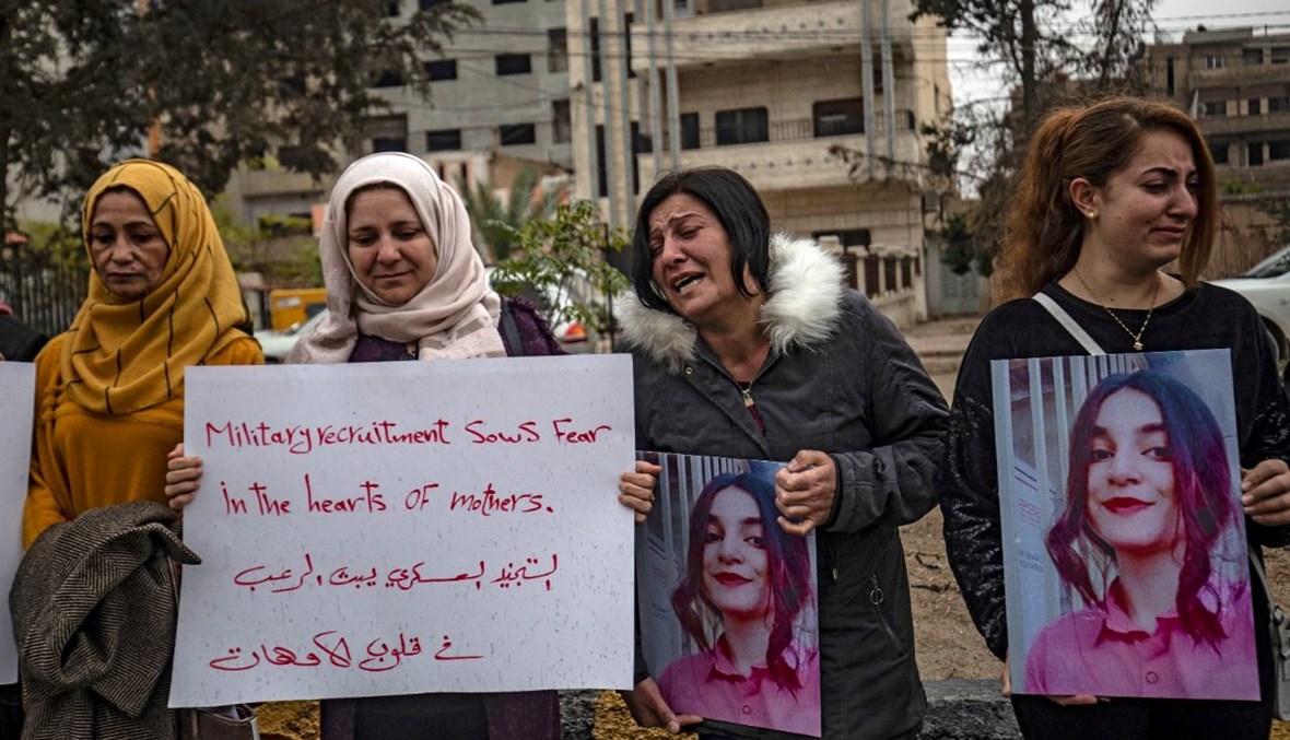 نساء كرديات سوريات يتظاهرن أمام مبنى للأمم المتحدة في القامشلي شمال شرق سوريا، مطالبات بالمساعدة في إطلاق فتيات قلن إنه تم اختطافهن وتجنيدهن في القتال (28 ت2 2021، أ ف ب). 
