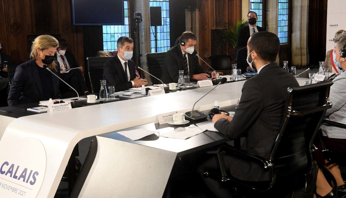 دارمانان (الثاني إلى اليسار) متكلما خلال الاجتماع الأوروبي في كاليه (28 ت2 2021، أ ف ب). 