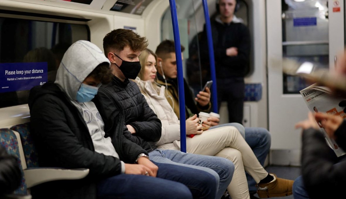 ركاب في مترو أنفاق لندن وسط لندن (28 ت2 2021، أ ف ب). 