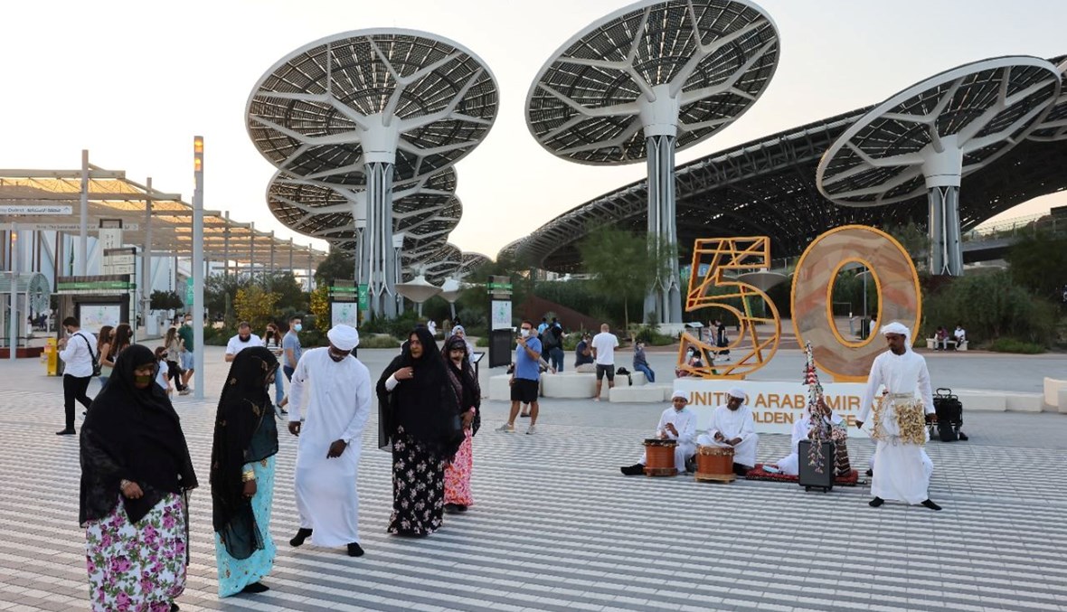 فرقة تقليدية تقدم عرضًا بجانب نصب في معرض إكسبو 2020 في دبي، احتفالًا بالذكرى الـ50 لدولة الإمارات (27 ت2 2021، أ ف ب).