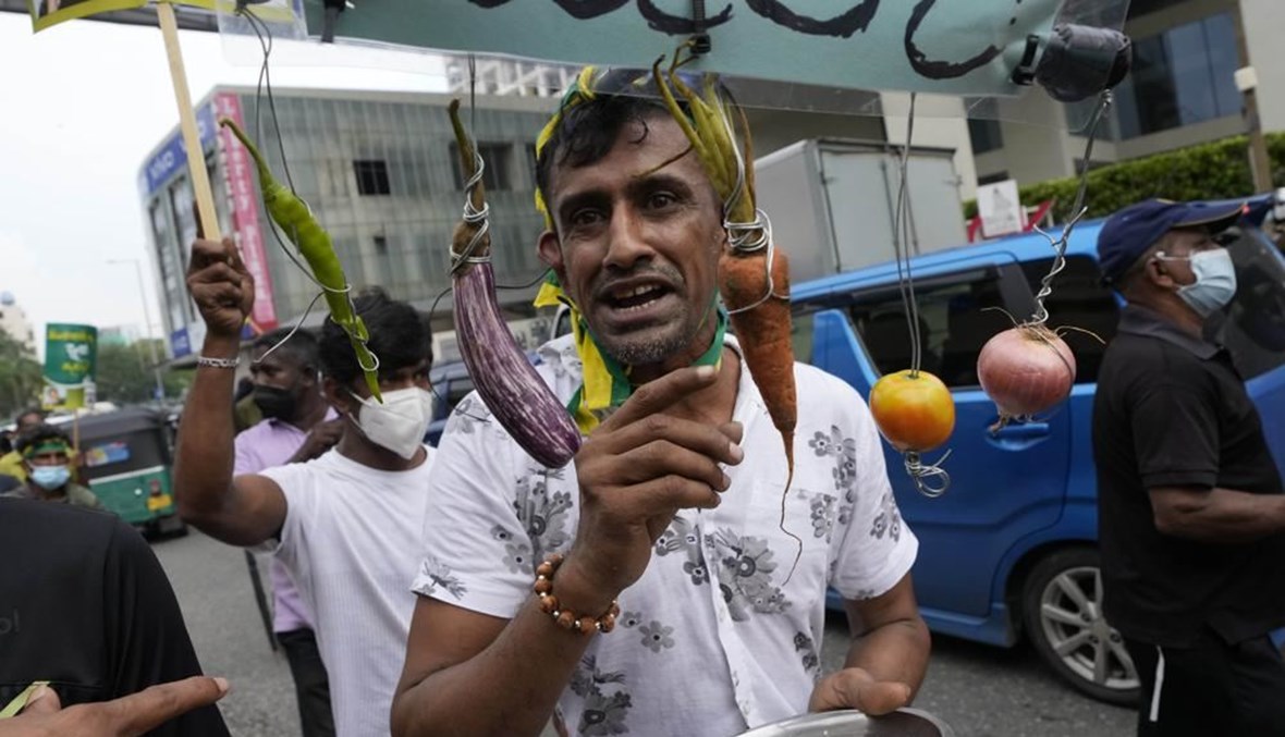 سري لانكيون مؤيدون لزعيم المعارضة ساجيث بريماداسا يشاركون في تظاهرة ضد الحكومة في كولومبو احتجاجا على  ارتفاع تكلفة المعيشة (16 ت2 2021، أ ب). 