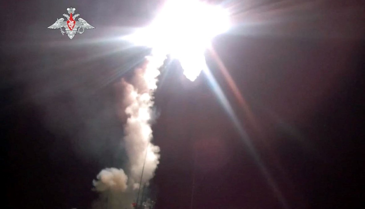 لحظة إطلاق صاروخ كروز من نوع تسيركون فرط صوتي من السفينة الحربية الأدميرال غورشكوف (29 ت2 2021، ا ف ب). 