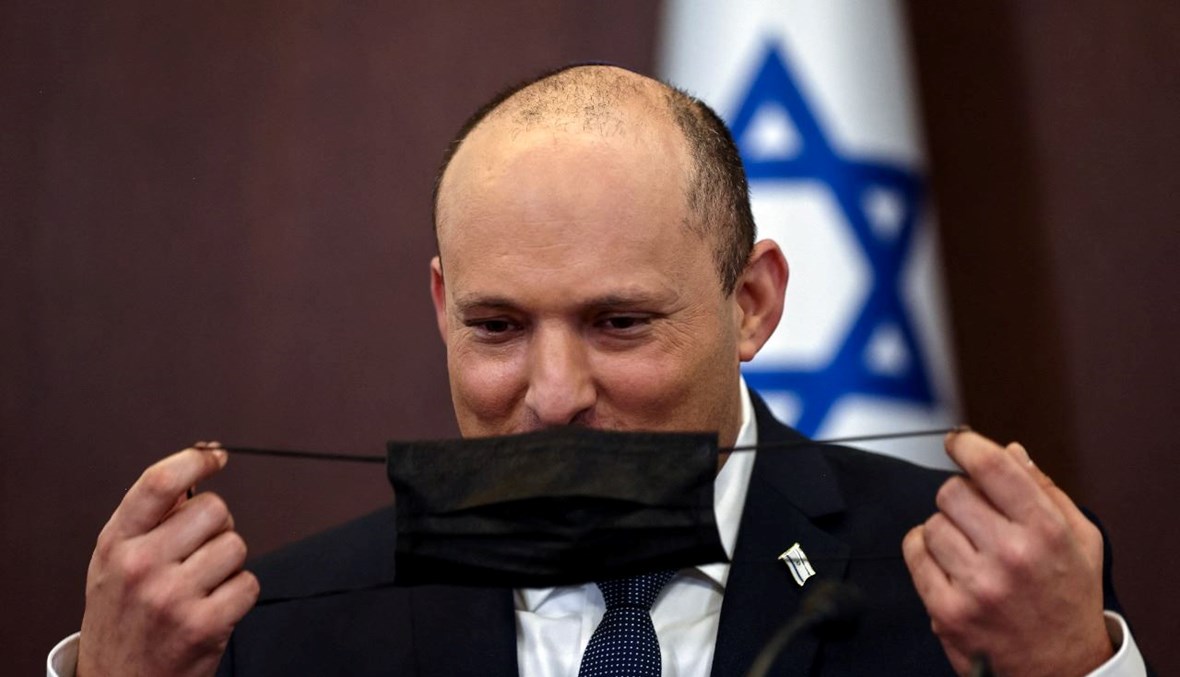 بينيت يضع كمامة على وجهه خلال اجتماع لمجلس الوزراء في القدس (28 ت2 2021، أ ف ب). 