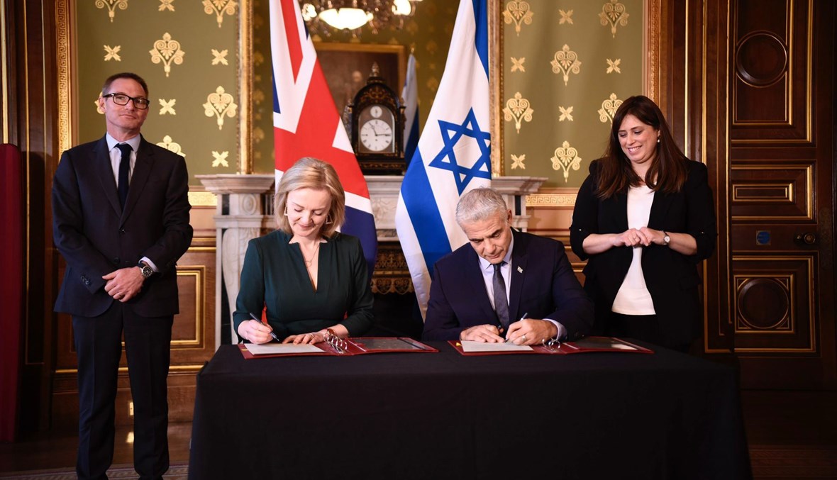 تراس ولبيد يوقعان مذكرة تفاهم للتعاون الاستراتيجي بين بريطانيا واسرائيل (29 ت2 2021، تويتر). 