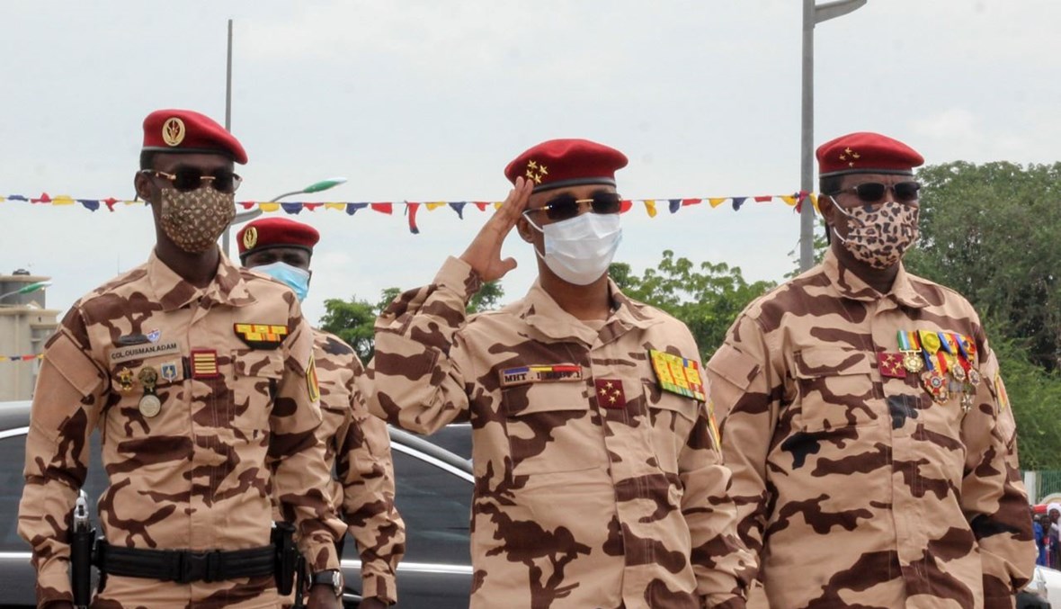 ديبي (في الوسط) خلال حضوره عرضًا عسكريًا في نجامينا في الذكرى الـ61 لاستقلال تشاد (11 آب 2021، أ ف ب).