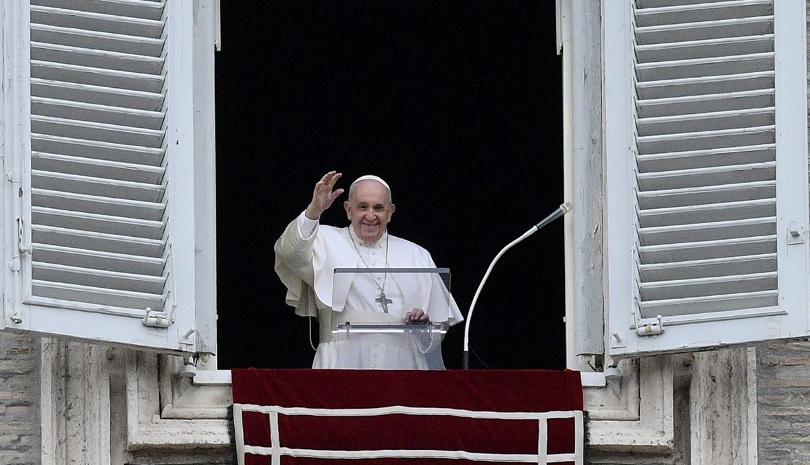 البابا فرنسيس يطل من نافذة مكتبه على ساحة القديس بطرس بالفاتيكان خلال صلاة التبشير الملائكي (28 ت2 2021، أ ف ب).