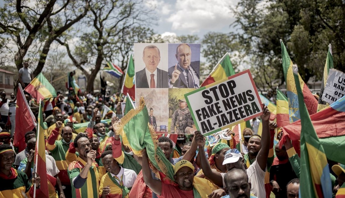 إثيوبيون يعيشون في جنوب أفريقيا يحتجون أمام السفارة الأميركية في بريتوريا ضد التدخل الأجنبي المزعوم في إثيوبيا (29 ت2 2021، أ ف ب).
