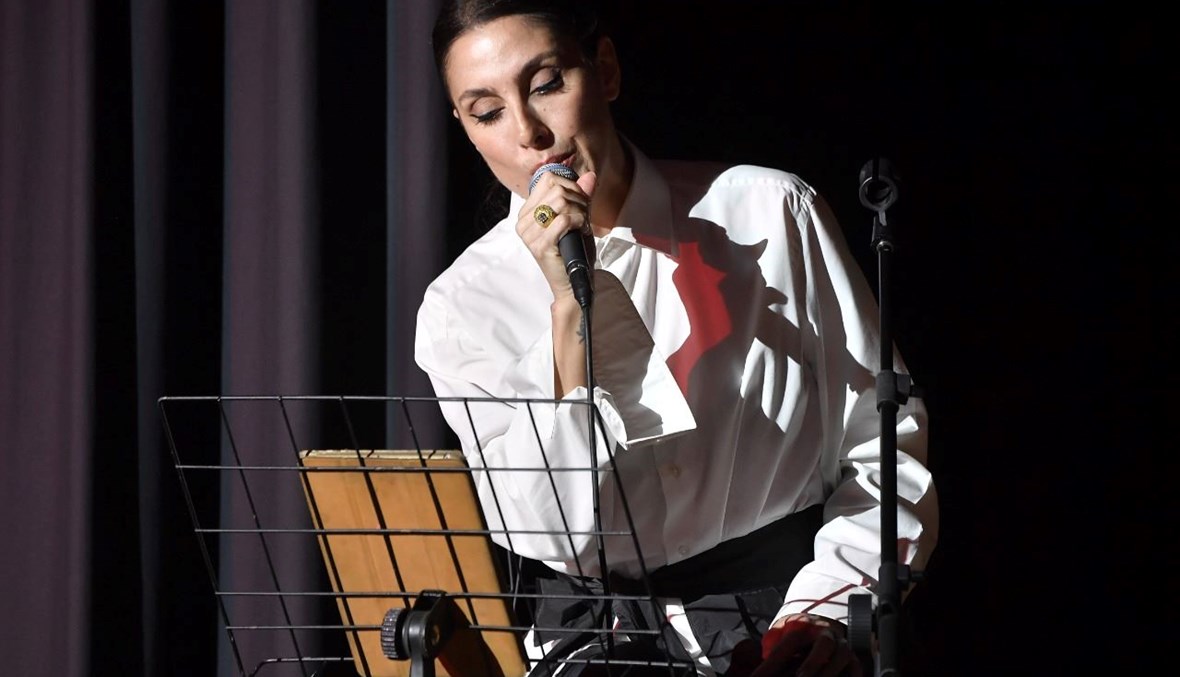 ياسمينا فرح مسعود تغنّي على المسرح (تصوير حسام شبارو).