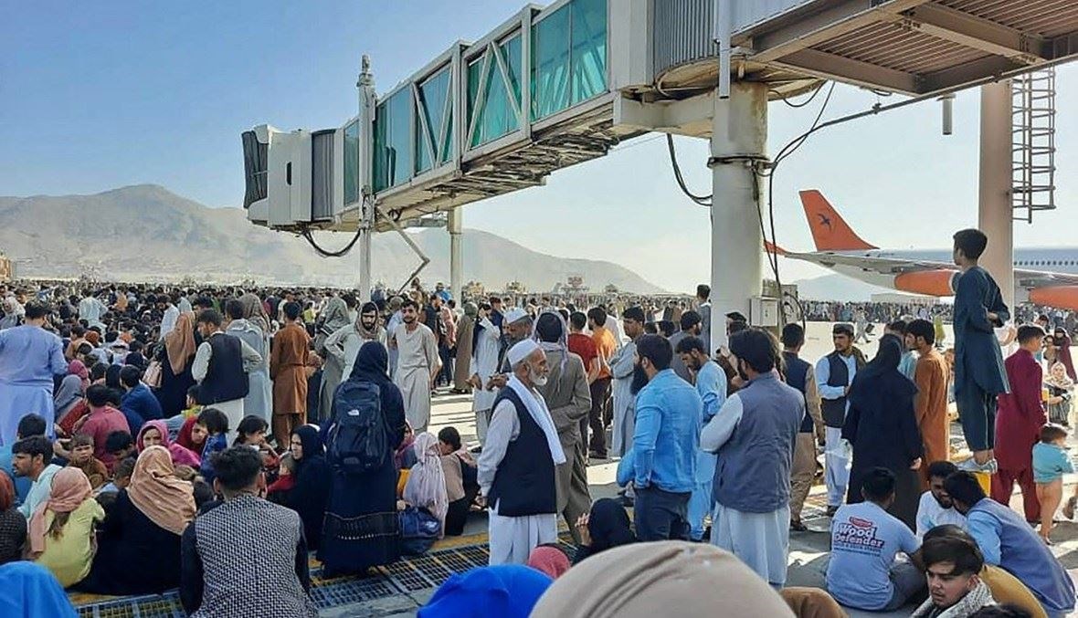 حشود في مطار كابول (أ ف ب).