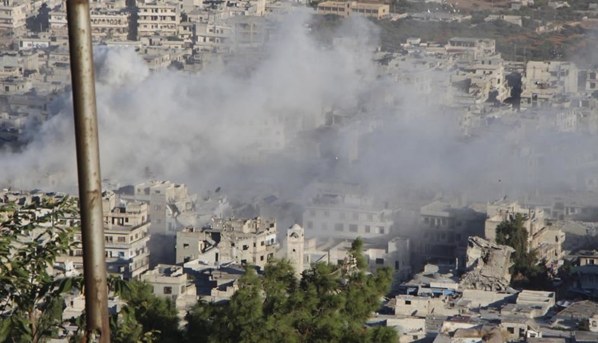 صورة تعبيرية- لقطة قدمتها "الخوذ البيضاء"، وتظهر دخانا يتصاعد من جراء قصف لقوات النظام السوري على بلدة أريحا الشمالية في محافظة إدلب (20 ت1 2021، ا ب). 