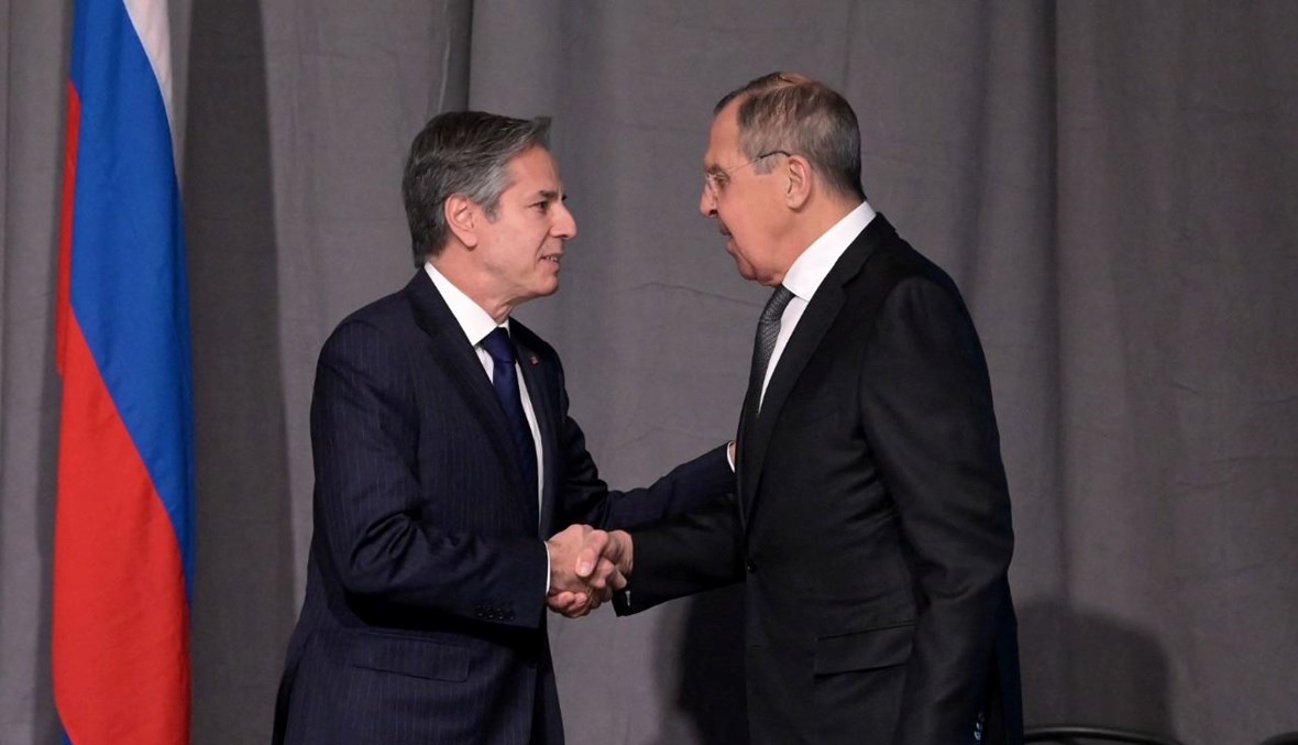 وزيرا الخارجية الأميركي أنتوني بلينكن (إلى اليسار) والروسي سيرغي لافروف يتصافحان خلال لقائهما على هامش اجتماع منظمة الأمن والتعاون في أوروبا في ستوكهولم (2 ك1 2021، أ ف ب). 