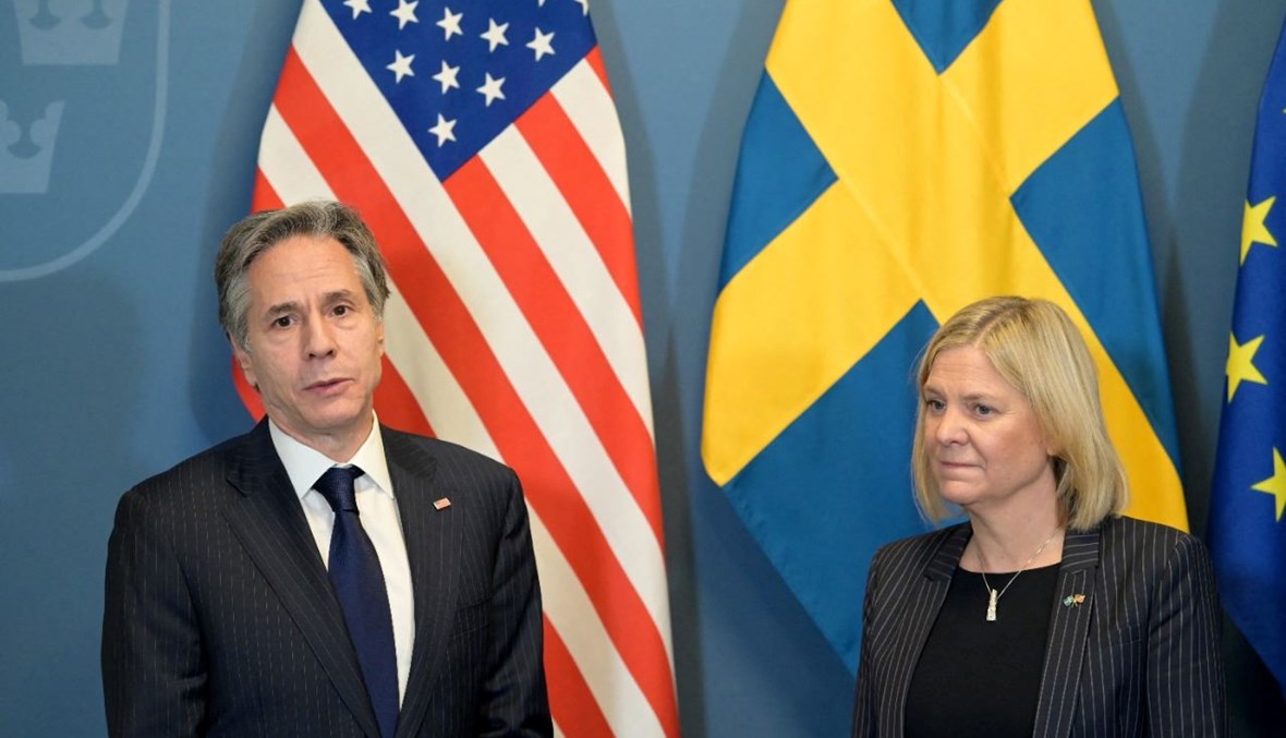 بلينكن (إلى اليسار) ورئيسة الوزراء السويدية ماغدالينا أندرسون خلال مؤتمر صحافي في ستوكهولم على هامش اجتماع المجلس الوزاري لمنظمة الأمن والتعاون في أوروبا (2 ك1 2021، أ ف ب). 