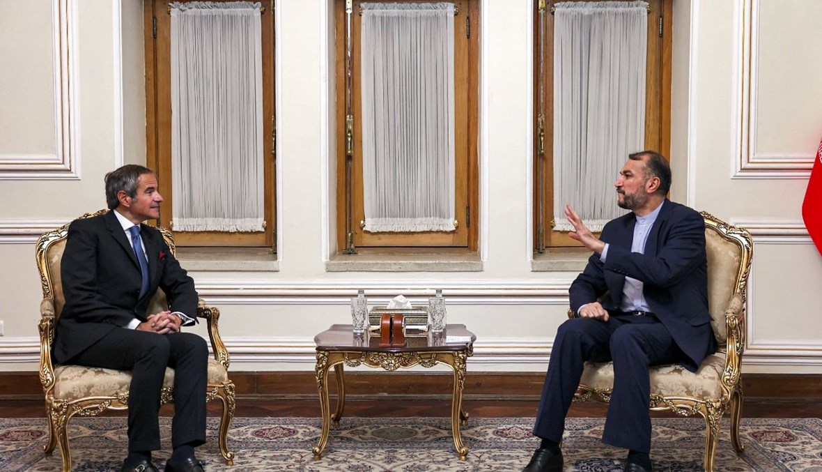 عبد اللهيان ملتقيا غروسي في مقر وزارة الخارجية بالعاصمة طهران (23 ت2 2021، أ ف ب). 