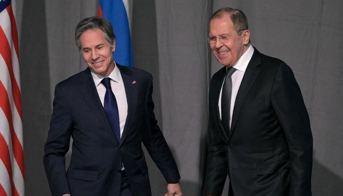 بلينكن ولافروف يبتسمان خلال لقائهما على هامش اجتماع منظمة الأمن والتعاون في أوروبا في ستوكهولم (2 ك1 2021، أ ف ب). 
