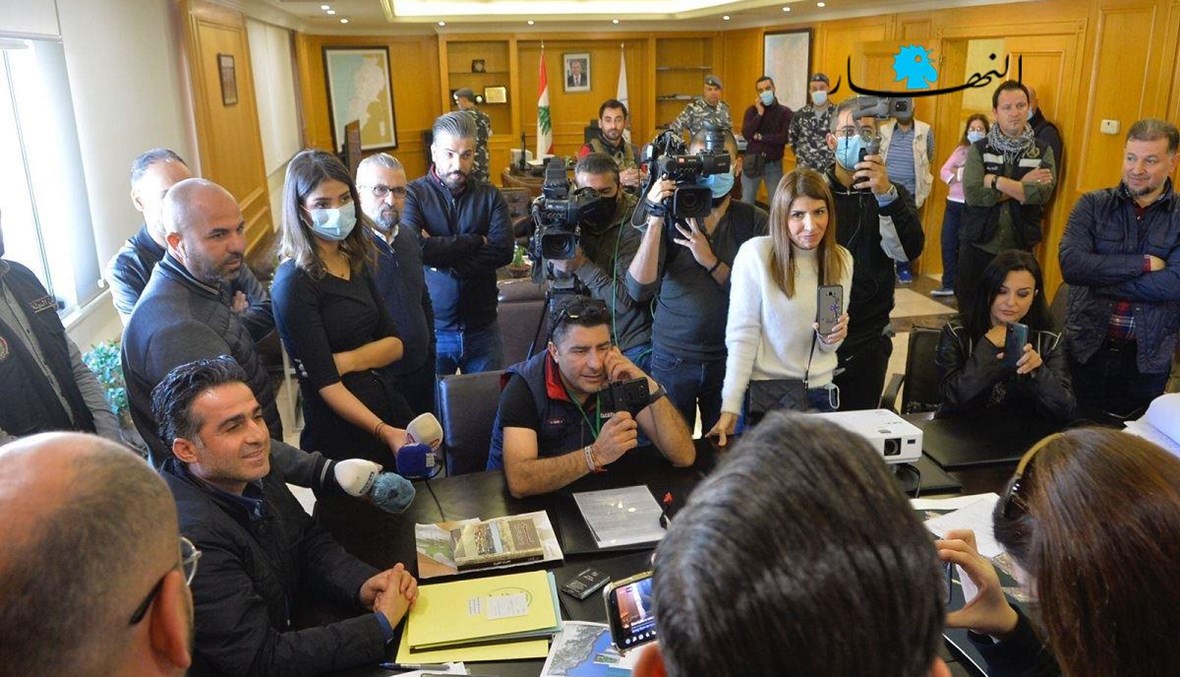 ناشطون يقتحمون وزارة الأشغال... حمية: لن أُبقي مرفأ بيروت رهينة التجاذبات السياسيّة (صور وفيديو)