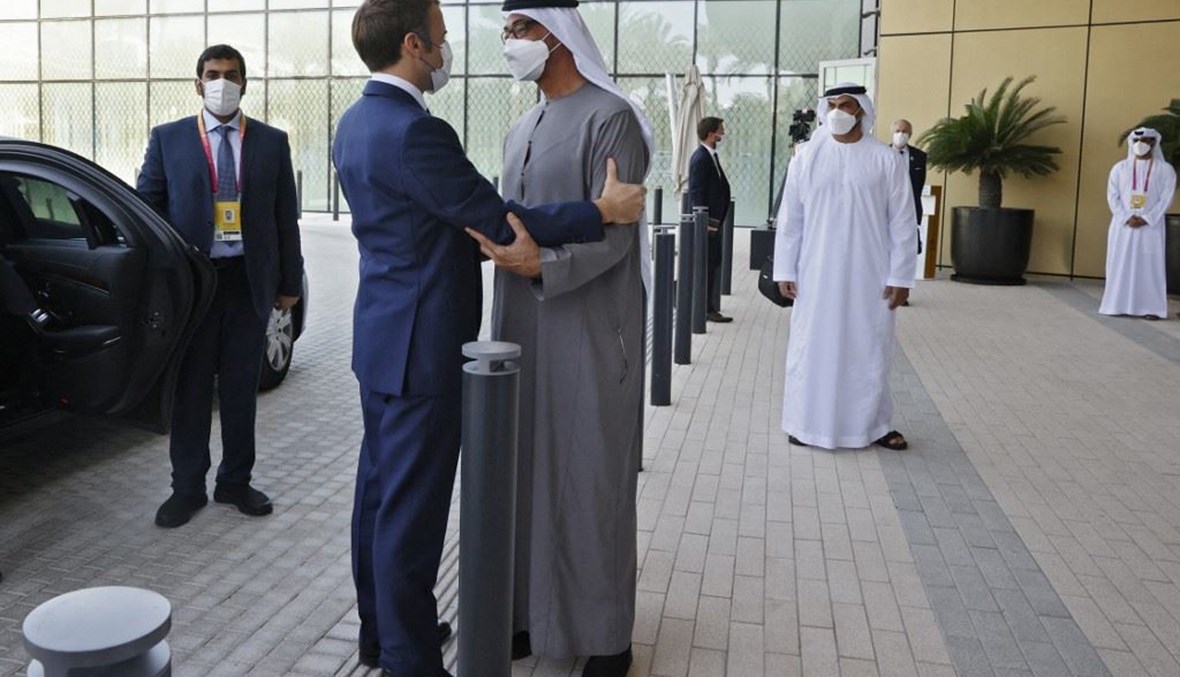 الرئيس الفرنسي إيمانويل ماكرون يستقبله ولي عهد أبوظبي محمد بن زايد آل نهيان في معرض دبي إكسبو في اليوم الأول من جولته الخليجية في 3 كانون الثاني 2021.
