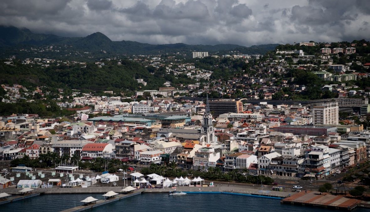 لقطة لمدينة فور دو فرانس في جزيرة لا مارتينيك في جزر الأنتيل الفرنسية (23 ت2 2021، أ ف ب).