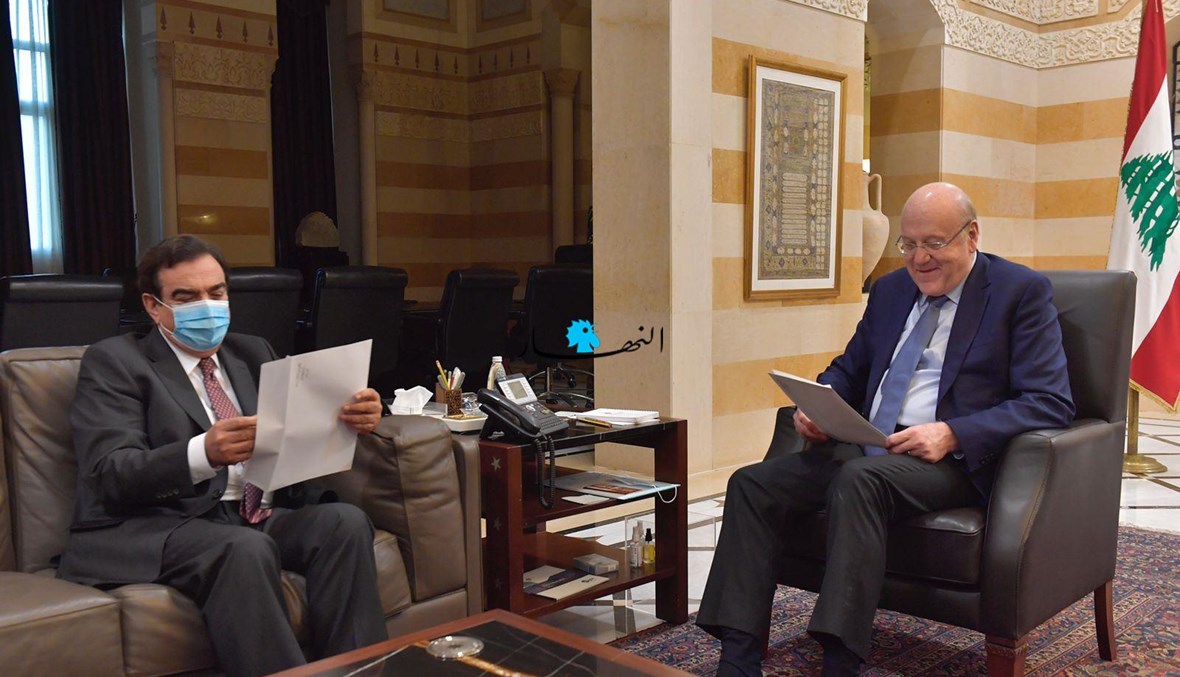 لقاء وزير الإعلام المستقيل جورج قرداحي ورئيس الحكومة نجيب ميقاتي (نبيل إسماعيل).