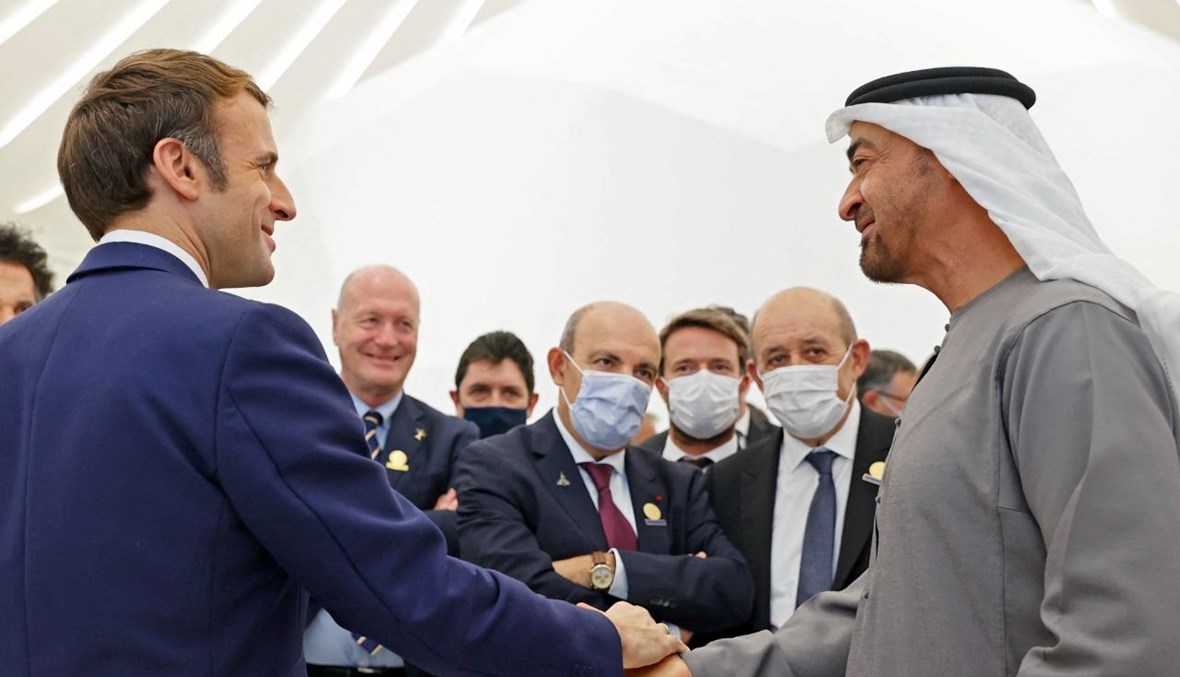 ماكرون ومحمد بن زايد خلال جولتهما في الجناح الفرنسي في معرض إكسبو دبي في دبي (3 ك1 2021- أ ف ب).