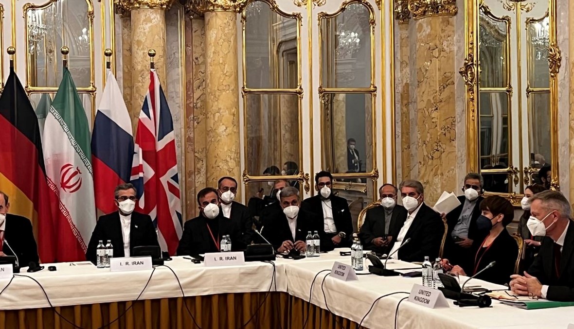 ممثلون لإيران (الى اليسار) وبريطانيا (الى اليمين) خلال المفاوضات النووية في فيينا (3 ك1 2021، أ ف ب). 