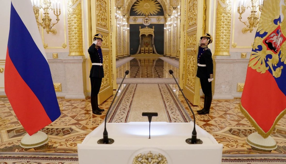 عنصران من حرس الشرف تأهبا خلال احتفال تقديم أوراق اعتماد في قاعة ألكسندر في الكرملين بموسكو (1 ك1 2021، أ ف ب). 