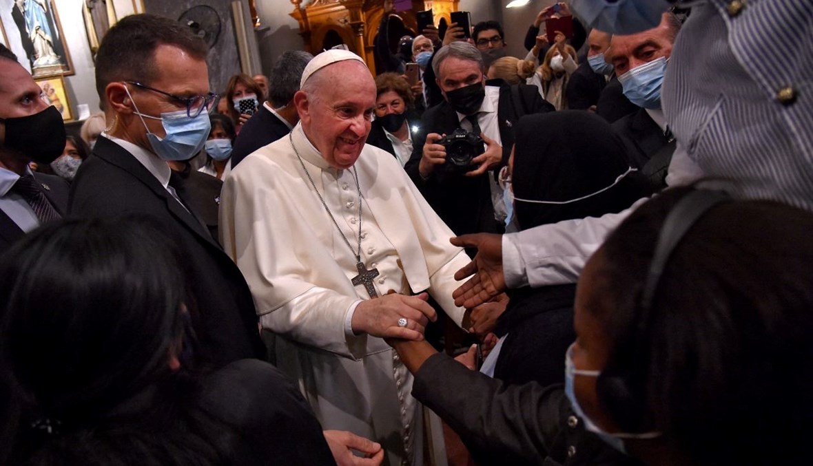 البابا فرنسيس يحيي اشخاصا بعد صلاة مسكونية مع المهاجرين في كنيسة الصليب المقدس في نيقوسيا (3 ك1 2021، أ ف ب). 