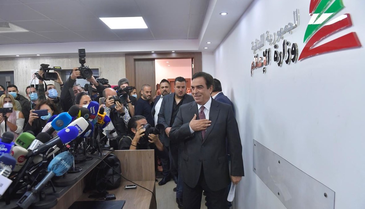 وزير الإعلام المستقيل جورج قرداحي لدى مغادرته الوزارة بعد مؤتمره الصحافي أمس (نبيل إسماعيل).