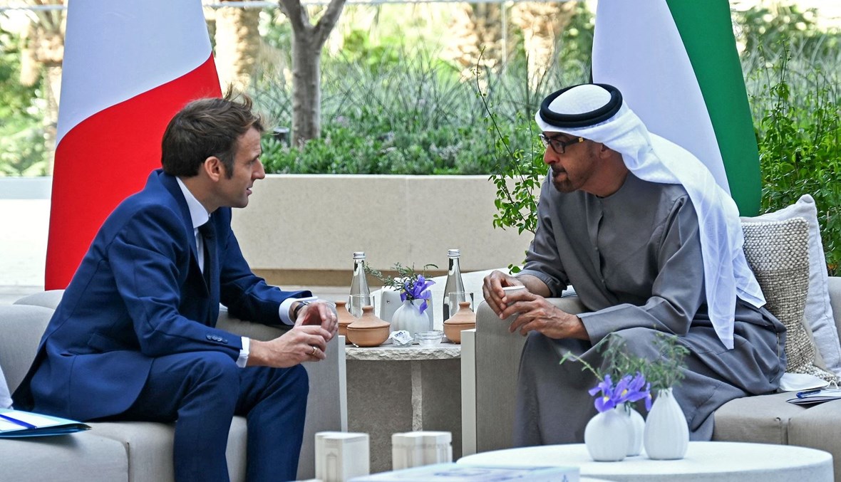 الرئيس الفرنسي إيمانويل ماكرون وولي عهد أبوظبي محمد بن زايد آل نهيان (أ ف ب).