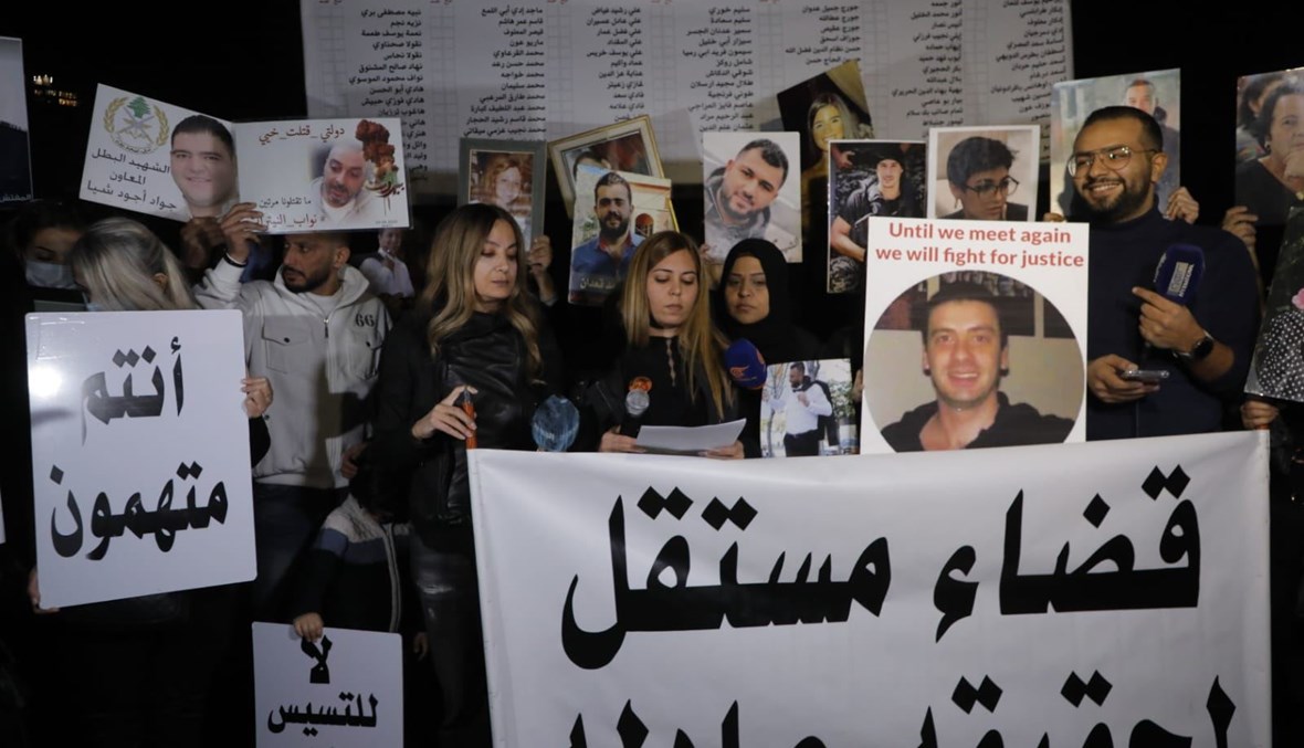 وقفتان لأهالي ضحايا انفجار مرفأ بيروت أمام تمثال المغترب (صور)