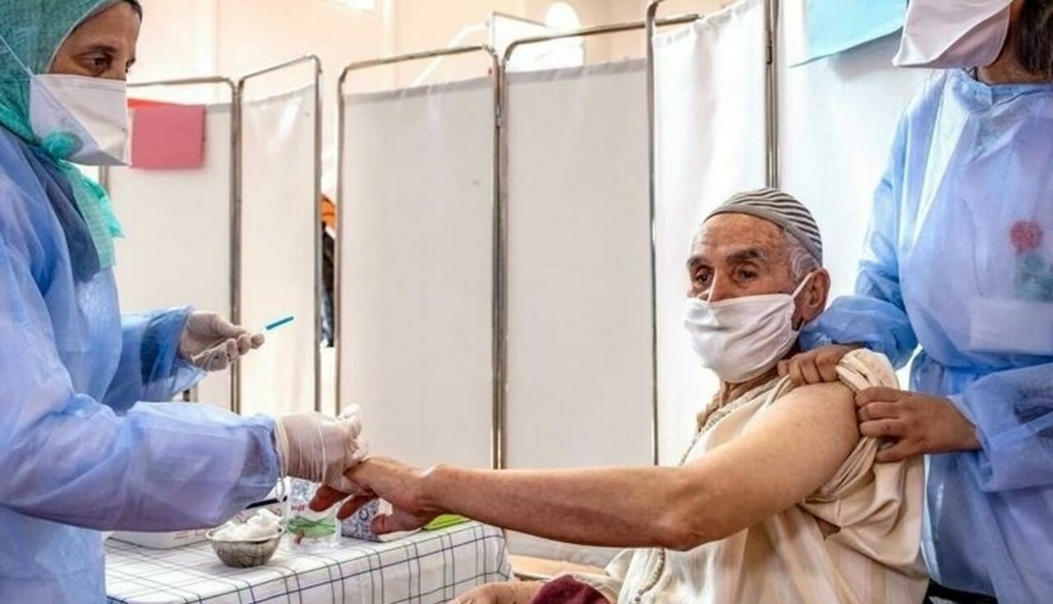 مسن مغربي يتلقّى جرعة من لقاح مضاد لفيروس كورونا (أ ف ب).