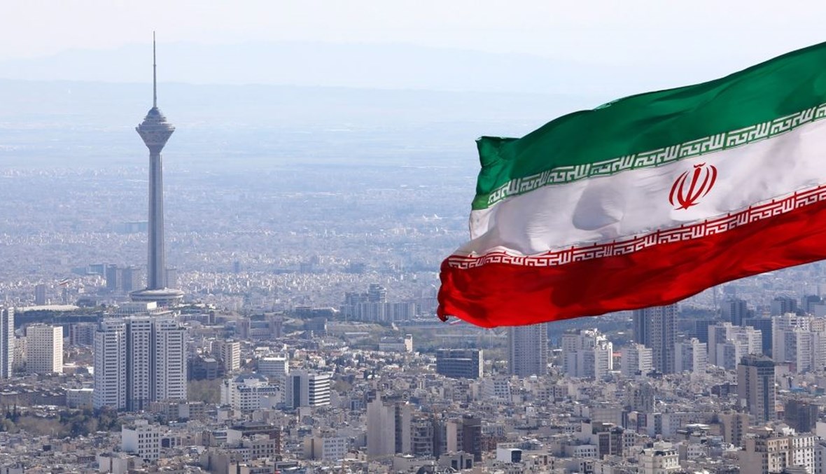 العلم الإيراني يرفرف فوق العاصمة طهران. وفي الصورة يظهر برج "ميلاد" للاتصالات - "أ ب"