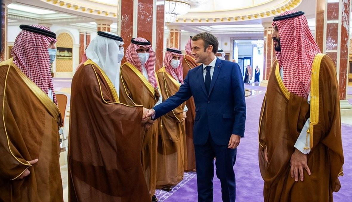 الرئيس الفرنسي إيمانويل ماكرون وولي العهد السعودي في الرياض (أ ف ب).